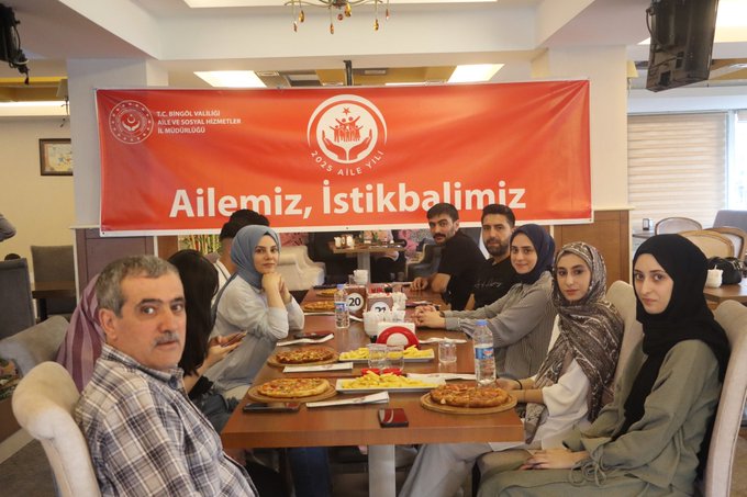2025 Aile yılı etkinlikleri kapsamında SED Hizmetinden faydalanırken YKS sınavına giren çocuklarımızla moral yemeğinde bir araya geldik.