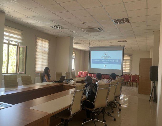 “Okul ve Aile” ve “Aile İçi Stres” konularında eğitim verilmiştir.