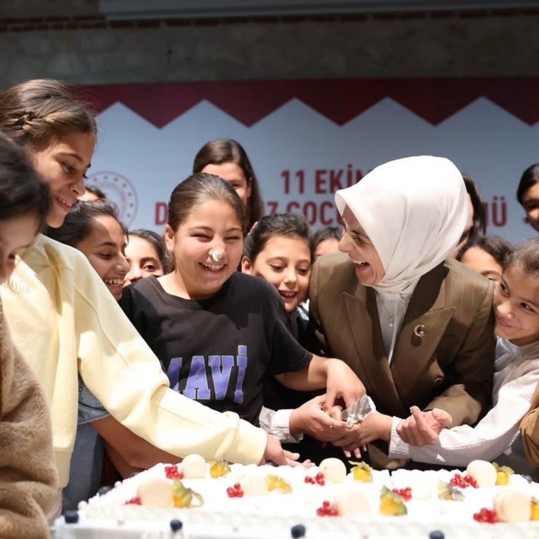 11 Ekim Dünya Kız Çocukları Günü Kapsamında Sayın Bakanımız Mahinur Özdemir Göktaş’ın Katılımlarıyla Gerçekleştirilen Söyleşi ve Atölye Sergisi Ziyareti