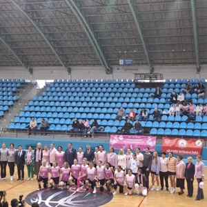 Pembe Dostluk Maçında Ailemiz Geleceğimiz Pankartı Açıldı. - fotoğraf 1