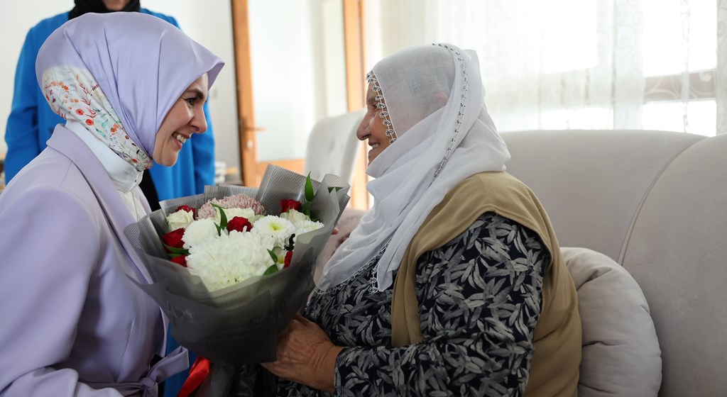 Bakanımız Göktaş’tan Raife Babaanne'ye sürpriz ziyaret