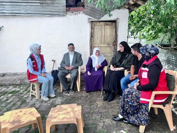 2025 Aile Yılı etkinlikleri kapsamında İl Müdürlüğümüze bağlı Karlıova Sosyal Hizmet Merkezi tarafından evlilik kredisinden yararlanan çiftimiz ile birlikte evliliklerinin 60 yılını geride bırakan Zeliha-Musa Çelik çifti ziyaret edilmiştir.  