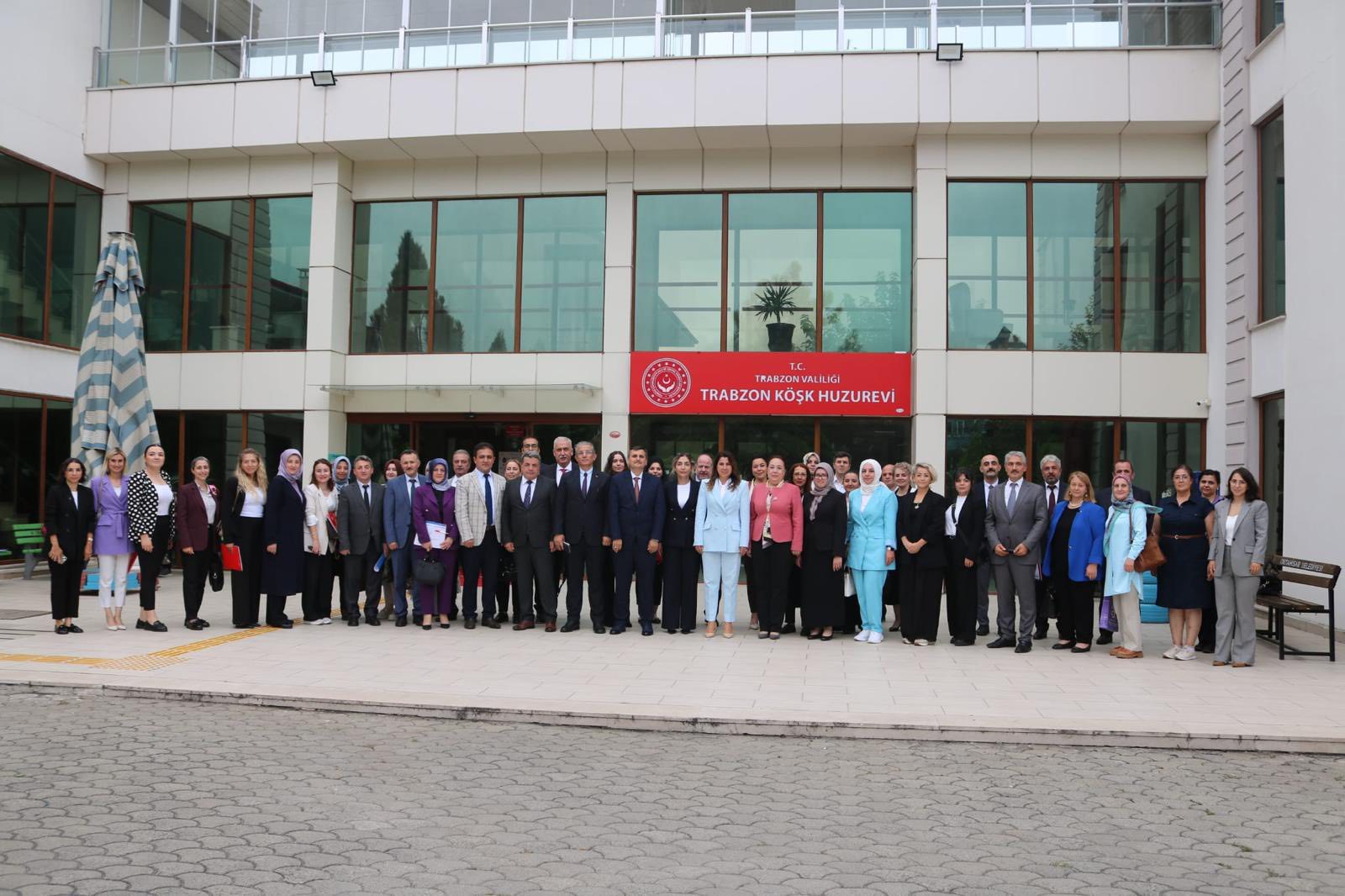 Aile ve Sosyal Hizmetler Bakanlığı tarafından kadınlara yönelik hizmetlerin daha etkin ve bütüncül bir şekilde planlanması amacıyla yürütülen çalışmalar çerçevesinde, Karadeniz Bölgesi Kadın Hizmetleri Bölgesel İstişare Toplantısı Trabzon’da yapıldı.