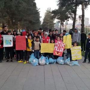 Çocuklar Daha Temiz Bir Dünya İçin Sahada - fotoğraf 2