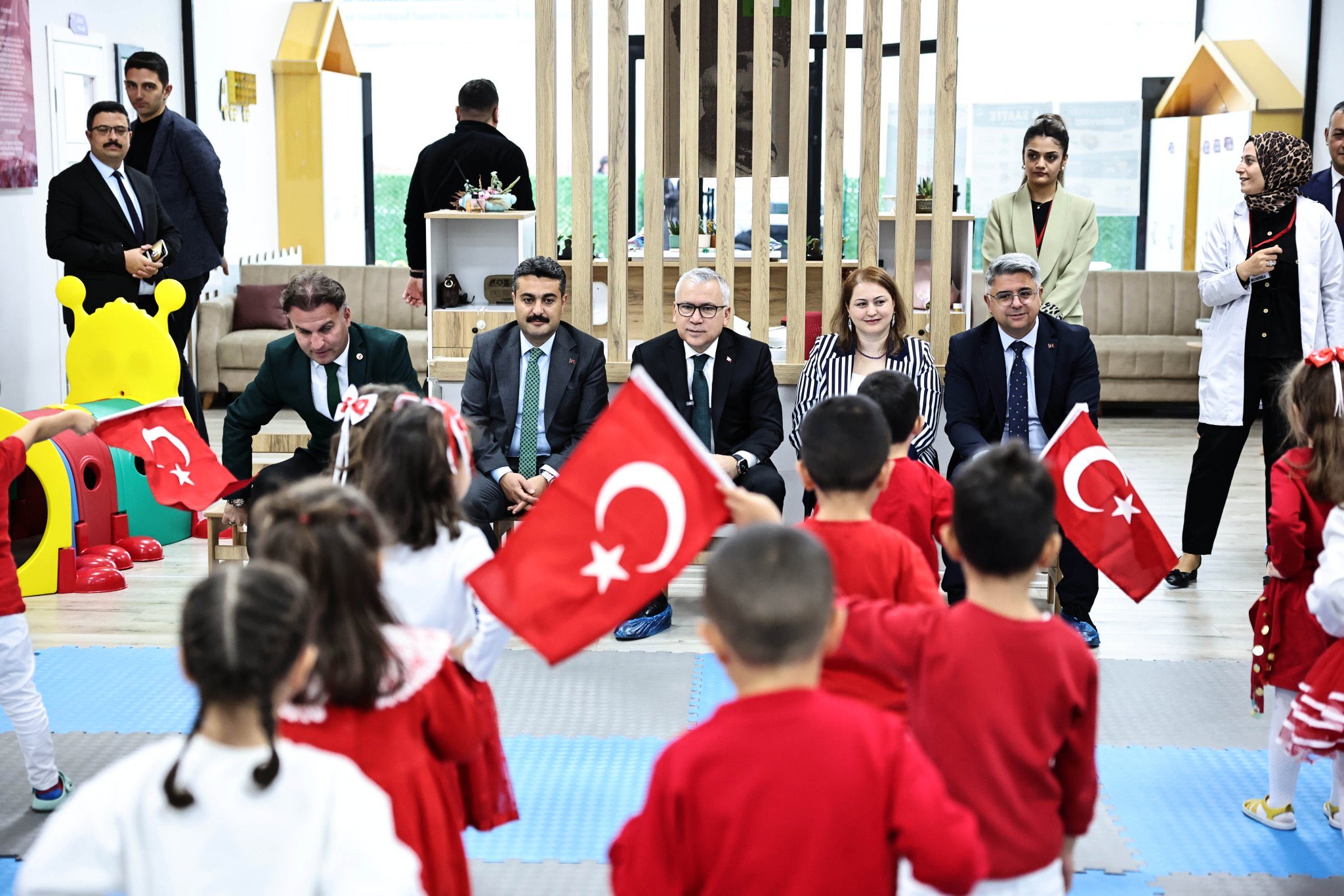 Valimiz Sn. Yılmaz Şimşek beraberinde İl Müdürümüz Özgür Kırmızıtaş ve İl Milli Eğitim Müdürü Fatih Erdoğan ile beraber, Saygın Kreş ve Gündüz Bakımevi’ni ziyaret ederek öğrencilerle bir araya geldi.