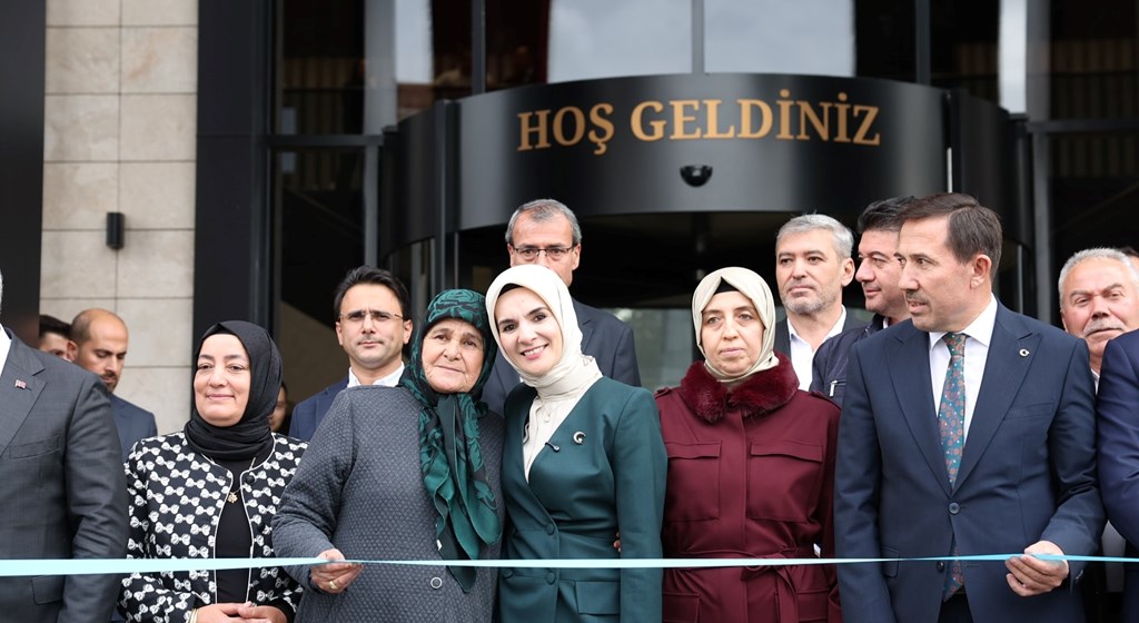 Bakanımız Sayın Mahinur Özdemir Göktaş Aile ve Gençlik Fonu ile Yeni Yuvalarını Kuran Elif ve Ali Çiftinin Mutlu Günlerine Şahitlik Etti