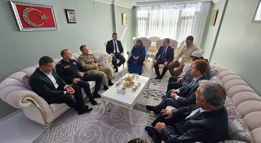 Tatvan Kaymakamımız Sayın Yiğit Yaşar Demirer ve İl Müdürümüz Vefa Akdoğan, Şehidimiz İzzettin Baldır’ın ailesini ziyaret ettiler