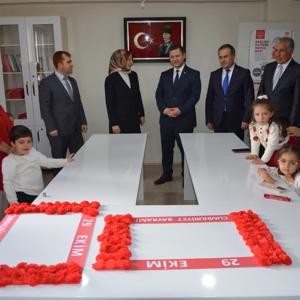 Tatvan Kaymakamımız Sayın Yiğit Yaşar Demirer, İl Müdürümüz Vefa Akdoğan ile birlikte Tatvan Aile Destek Merkezi(ADEM-1) İletişim Atölyesi’nin açılış programına katıldı - fotoğraf 2