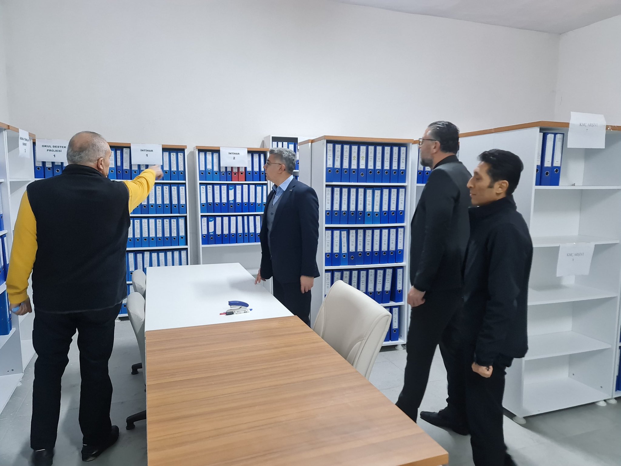 İl Müdürümüz Özgür Kırmızıtaş ve İl Müdür Yardımcımız Fatih Deveci, arşiv ve ambarlarda denetim ve incelemelerde bulundu. Yapılan denetimlerde arşiv düzeni, evrak muhafaza koşulları ve depolama alanlarının fiziki durumları yerinde değerlendirildi.