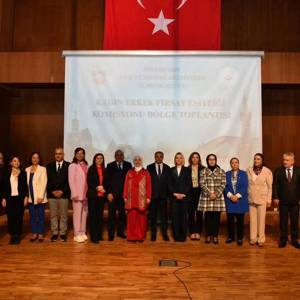 Kadın-Erkek Fırsat Eşitliği Komisyonu’nun bölgesel çalışmaları kapsamında, Şanlıurfa ve Diyarbakır illerini kapsayan bölge toplantısı Diyarbakır’da gerçekleştirildi. - fotoğraf 8