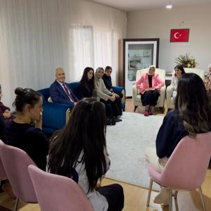  2025 Aile Yılı Kapsamında  “Değerlerimizle Aile Olmak” Konferansı Gerçekleştirildi - fotoğraf 21