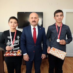 Valimiz Dr. Osman Varol, İl Genelinde Düzenlenen Satranç Turnuvasında Büyük Başarı Gösteren Çocuklarımızı Ödüllendirdi - fotoğraf 2