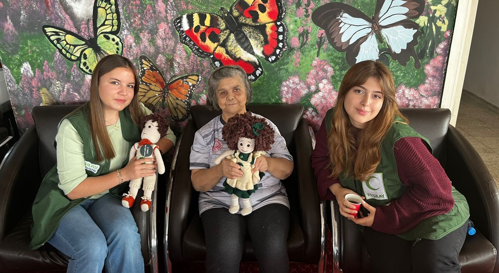 Trakya Üniversitesi Genç Yeşilay Topluluğu, İl Müdürlüğümüze bağlı Edirne Huzurevini ziyaret etti.