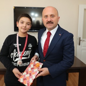 Valimiz Dr. Osman Varol, İl Genelinde Düzenlenen Satranç Turnuvasında Büyük Başarı Gösteren Çocuklarımızı Ödüllendirdi - fotoğraf 5