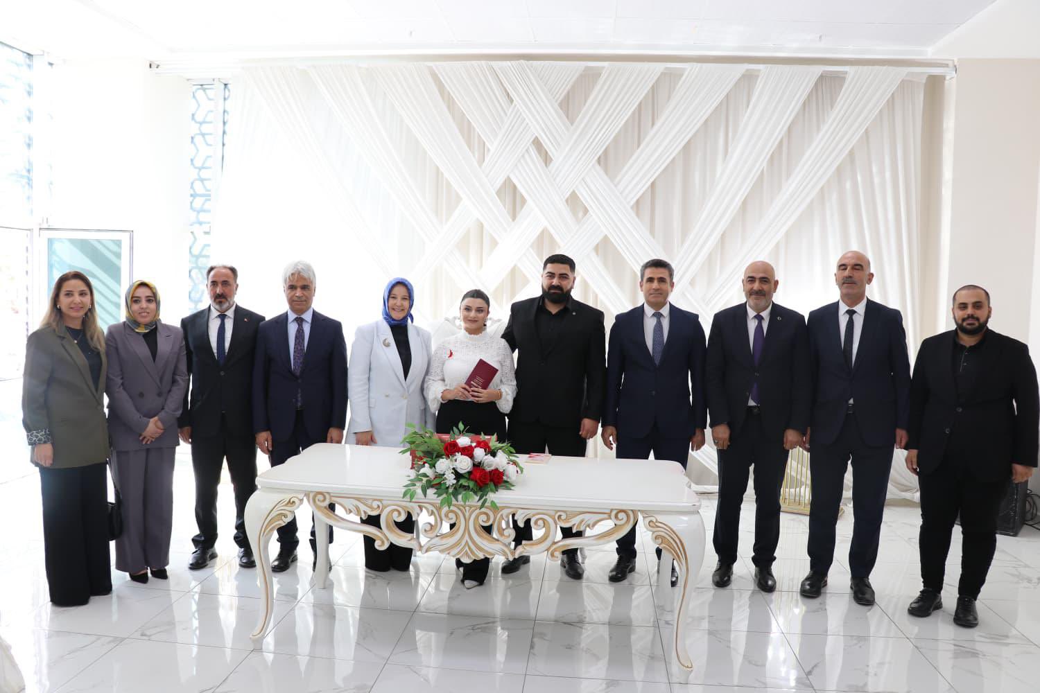Aile ve Sosyal Hizmetler Bakan YardımcımızLeman Yenigün’ün teşrifleriyle”Evlenecek Gençlerin Desteklenmesi Projesi” den destek alan Serhat Çaparlar ve Yıldız Kılıçgedik çiftimizin nikâhı gerçekleştirdi.