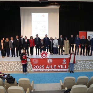 Aile Yılı Kapsamında  “Kutsal Bağlar, Kırılgan Bireyler: Aileyi Yeniden Düşünmek” Konulu Konferans Düzenlendi - fotoğraf 16