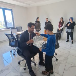 Müdürlüğümüzce koruma ve bakım altında bulunan çocuğumuzun doğum günü, İl Müdürümüz Sayın Hüseyin Okan’ın katılımıyla kutlandı. - fotoğraf 1