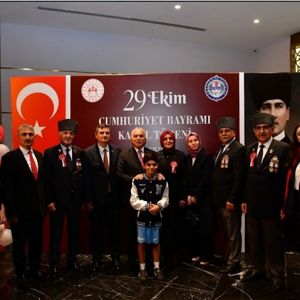 29 Ekim Cumhuriyet Bayramı’nın 102. yılı dolayısıyla düzenlenen Cumhuriyet Resepsiyonu, Trabzon Valiliği’nin organizasyonuyla Vali Aziz Yıldırım ve eşi Güllühan Yıldırım’ın ev sahipliğinde gerçekleştirildi. - fotoğraf 4