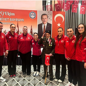 29 Ekim Cumhuriyet Bayramı’nın 102. yılı dolayısıyla düzenlenen Cumhuriyet Resepsiyonu, Trabzon Valiliği’nin organizasyonuyla Vali Aziz Yıldırım ve eşi Güllühan Yıldırım’ın ev sahipliğinde gerçekleştirildi. - fotoğraf 2