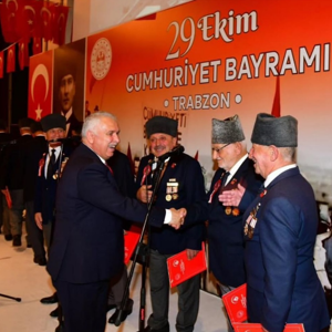29 Ekim Cumhuriyet Bayramı’nın 102. yılı dolayısıyla düzenlenen Cumhuriyet Resepsiyonu, Trabzon Valiliği’nin organizasyonuyla Vali Aziz Yıldırım ve eşi Güllühan Yıldırım’ın ev sahipliğinde gerçekleştirildi. - fotoğraf 1