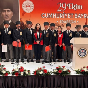 29 Ekim Cumhuriyet Bayramı’nın 102. yılı dolayısıyla düzenlenen Cumhuriyet Resepsiyonu, Trabzon Valiliği’nin organizasyonuyla Vali Aziz Yıldırım ve eşi Güllühan Yıldırım’ın ev sahipliğinde gerçekleştirildi. - fotoğraf 3