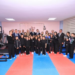 Valimiz Sayın Ahmet Karakaya, eşi Özlem Karakaya Hanımefendi ve beraberlerindeki heyet ile birlikte Mutki Aile Destek Merkezi’ni (ADEM) ziyaret etti - fotoğraf 1