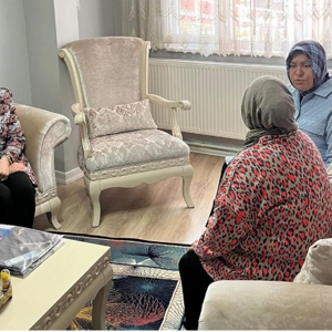 Aile Ve Sosyal Hizmetler Bakan Danışmanı Sayın Sevim Karaloğlu Hanımefendi, İlimizde Ebeveyn Kaybı Yaşamış Aileleri Ziyaret Etti. - fotoğraf 2