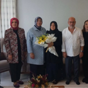 Aile Ve Sosyal Hizmetler Bakan Danışmanı Sayın Sevim Karaloğlu Hanımefendi, 2020 Yılında Suriye’nin İdlib Bölgesinde Şehit Olan Piyade Uzman Çavuş Kadir Tuncer’in Ailesini Ziyaret Etti. - fotoğraf 2