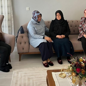 Aile Ve Sosyal Hizmetler Bakan Danışmanı Sayın Sevim Karaloğlu Hanımefendi, 2020 Yılında Suriye’nin İdlib Bölgesinde Şehit Olan Piyade Uzman Çavuş Kadir Tuncer’in Ailesini Ziyaret Etti. - fotoğraf 4