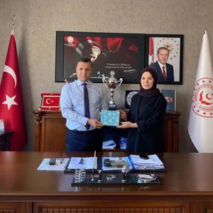 Ailede Ebeveyn Sempozyumu’nda Başarılı Sunuma Ödül - fotoğraf 1