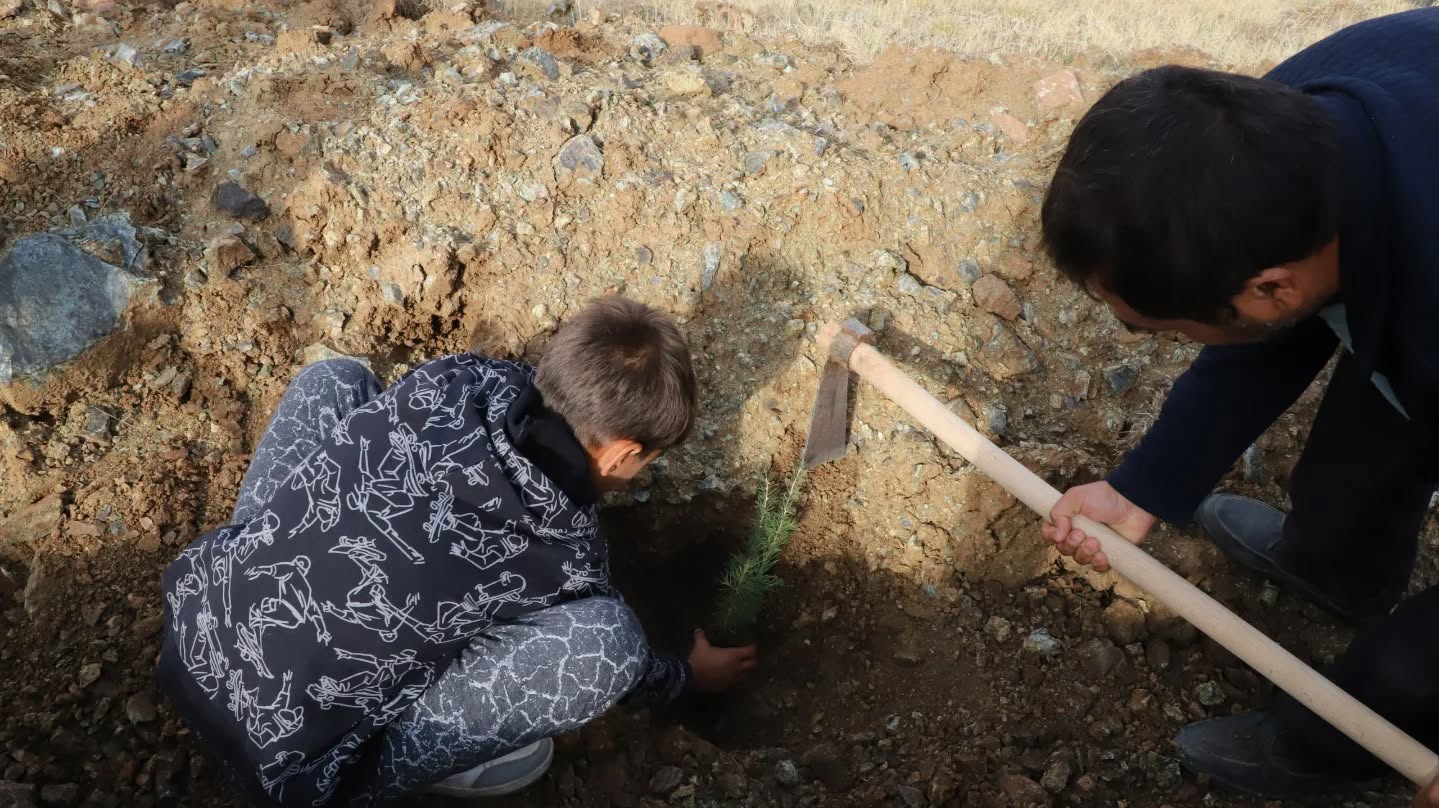 Ağaçkonak Köyü’nde Fidanlarımızı Toprakla Buluşturduk - fotoğraf 7