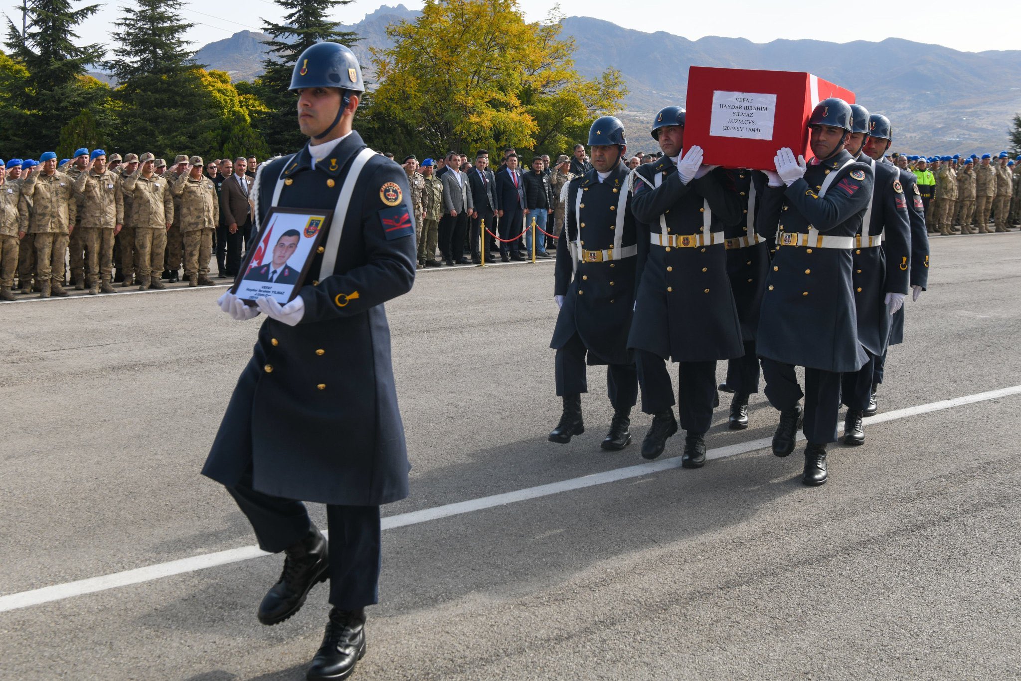 İl Müdürümüz Sayın Hüseyin OKAN;  06.11.2025 tarihi akşam saatlerinde yaşanan trafik kazası sonucu hayatını kaybetden J. Uzm. Çvş. Haydar İbrahim YILMAZ’ın İl Jandarma Komutanlığı Bayraktepe Kışlasında düzenlenen cenaze törenine katıldı.