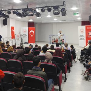 Engelli Aktif Yaşam Merkezi Müdürlüğü hizmetlerinden yararlanan özel gereksinimli bireylere kukla gösterisi  - fotoğraf 3
