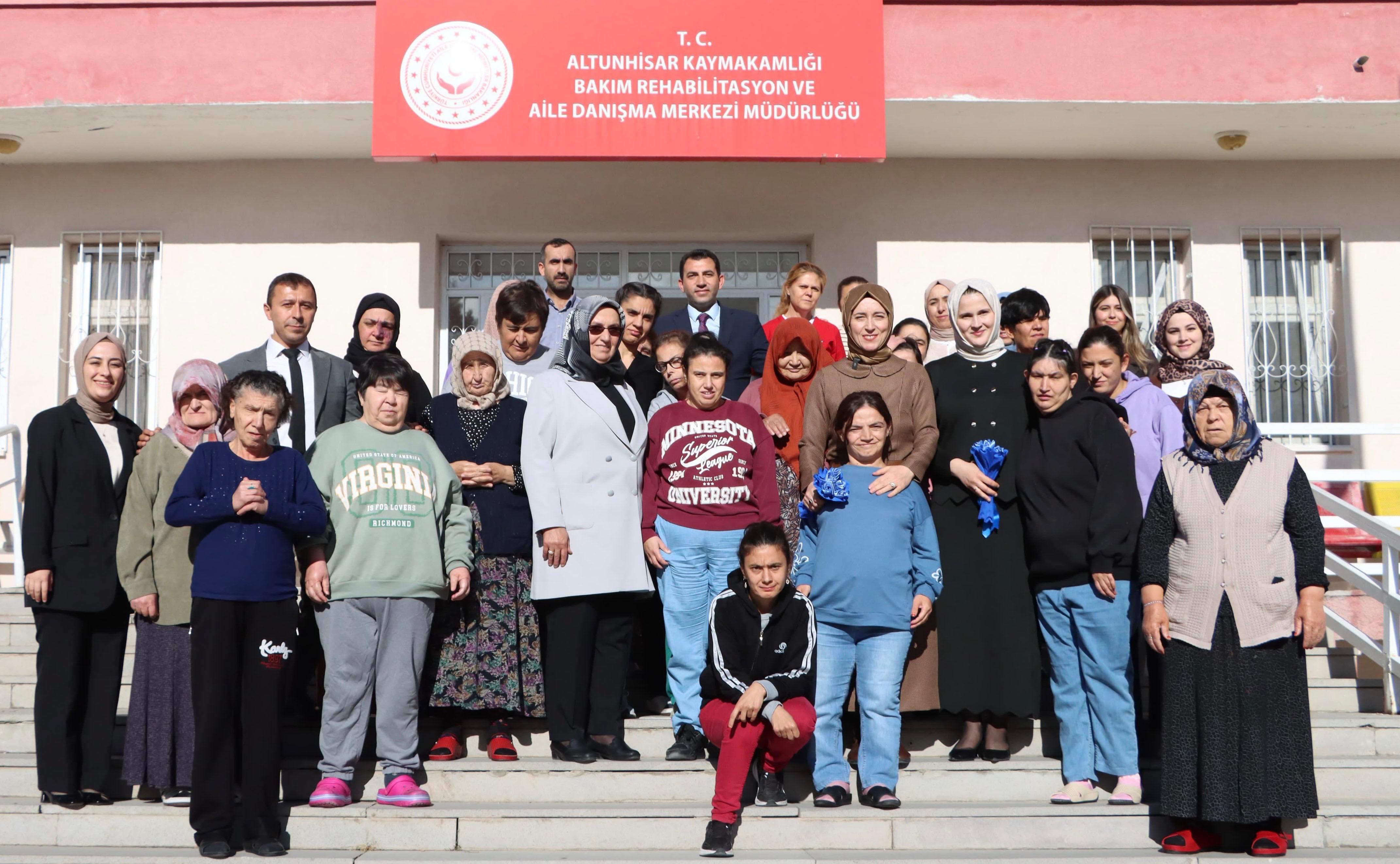 Altunhisar'da Özel Bireylere Doğum Günü Kutlaması