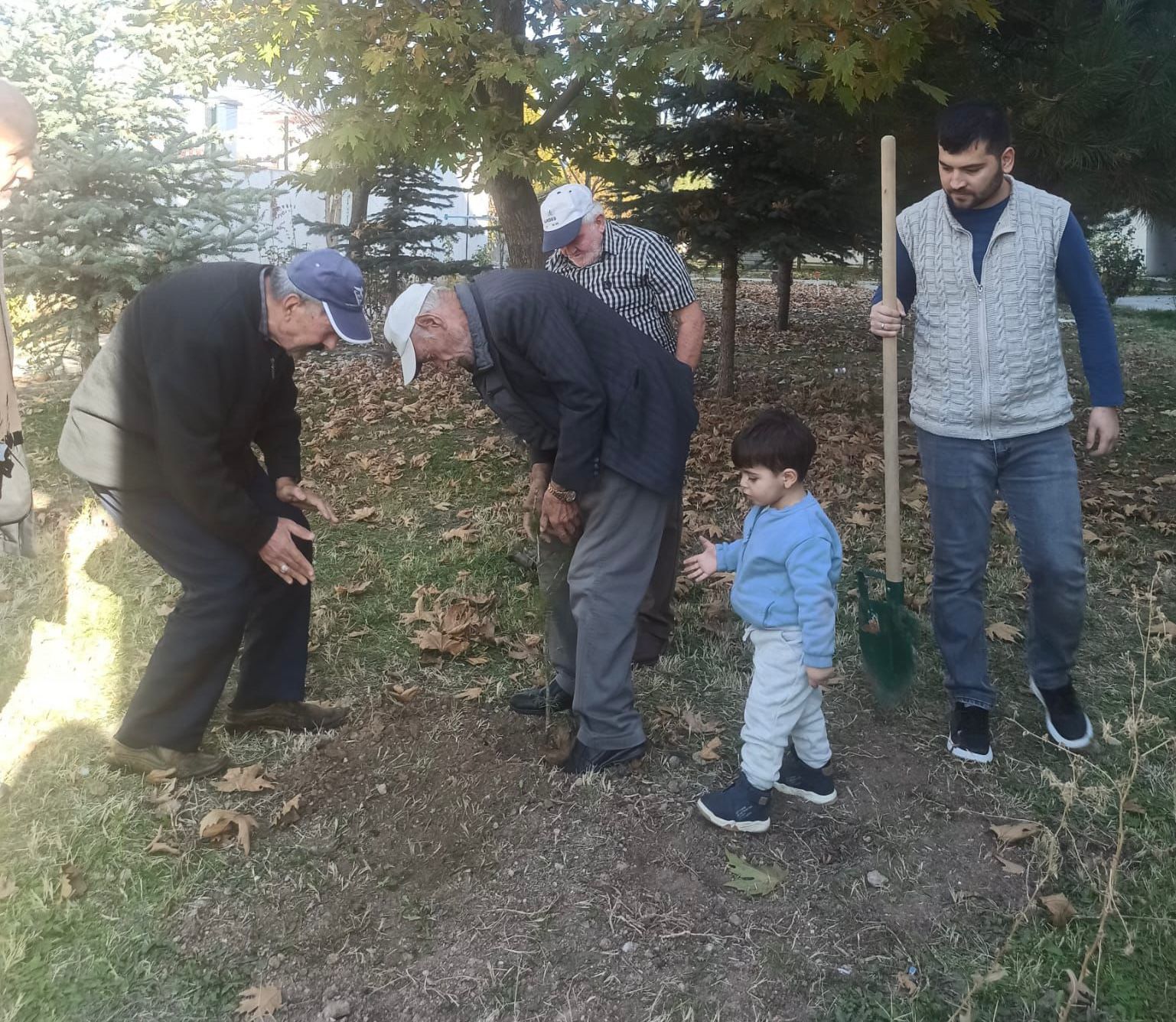 Sandıklı Hüseyin Develi Huzurevindeki Yaşlılarımız Çocuklar İçin Fidan Dikti