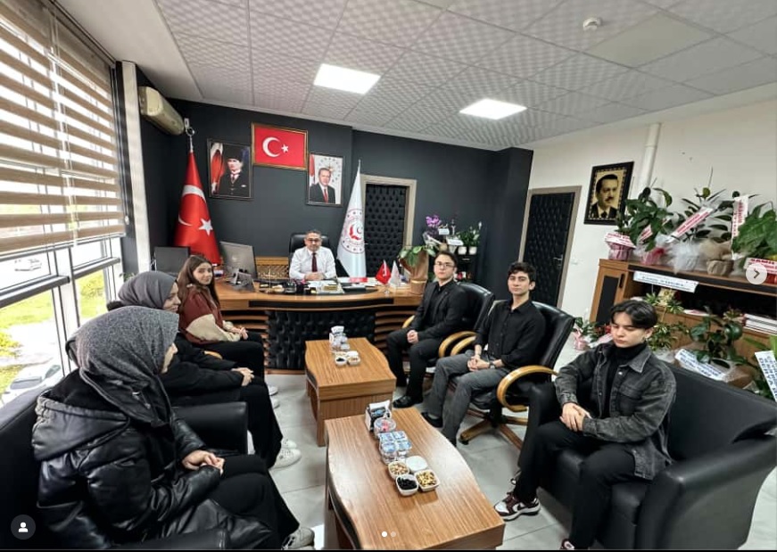 İl Müdürümüz Sayın Adem YÜCEL, Amasya Çocuk Hakları Komitesi’ ne üye çocuklarımızı makamında misafir etti.