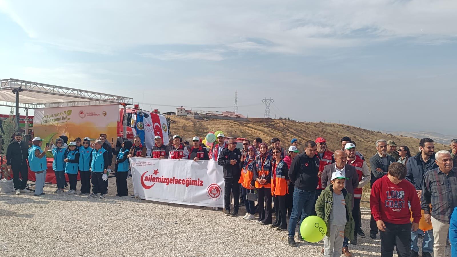 Elazığ 8. Kolordu Komutanlığı'nın 11 Kasım Milli Ağaçlandırma Günü kapsamında düzenlemiş oldukları fidan dikme etkinliğine İl Müdürümüz Ömer Faruk ERGÜN, kıymetli çocuklarımız ile birlikte katılım sağladı.