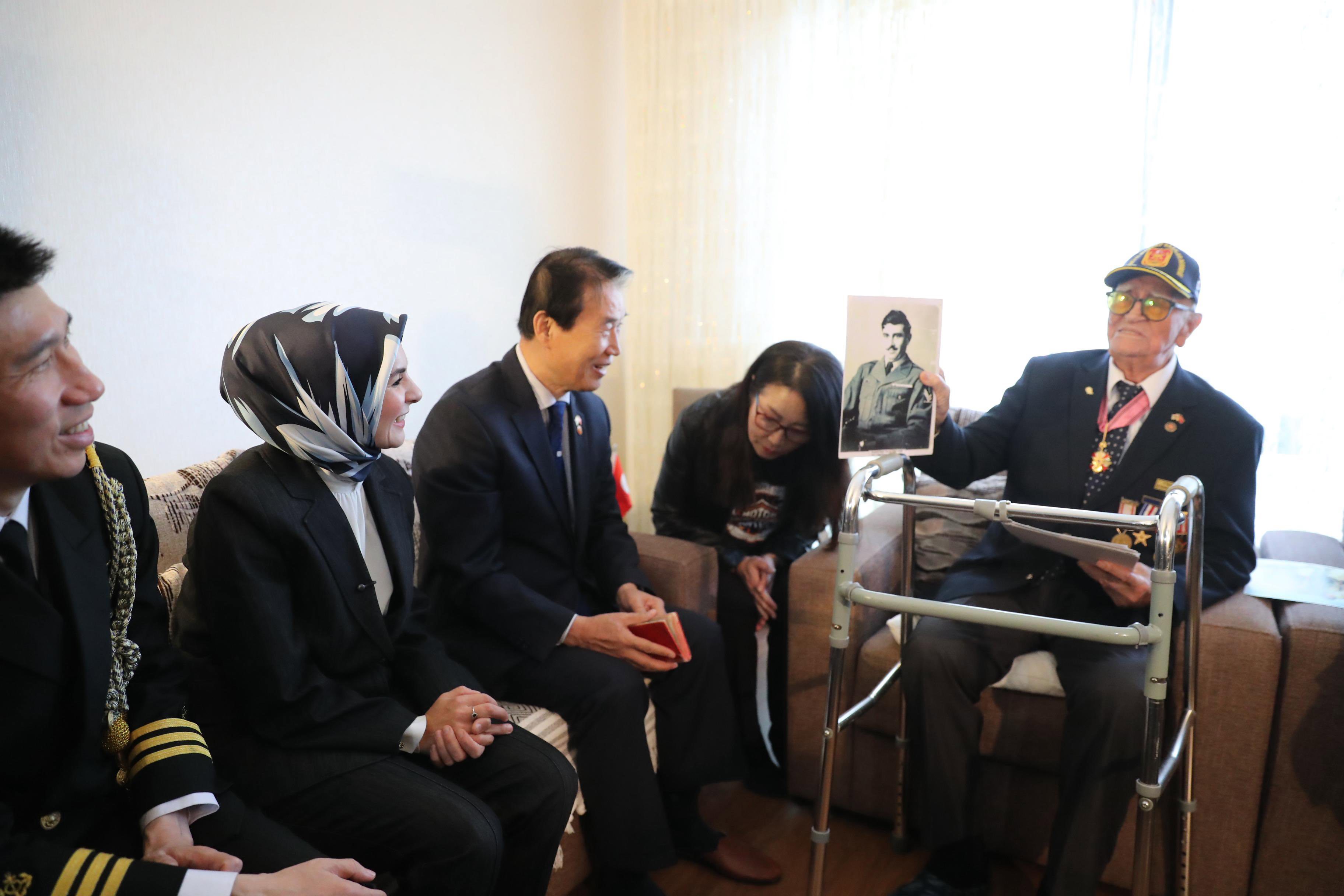 Bakanımız Sayın Mahinur Özdemir Göktaş’tan Kahraman Kore Gazimize Anlamlı Ziyaret - fotoğraf 4