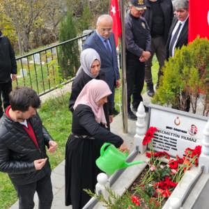 24 Kasım Öğretmenler Günü vesilesiyle Şehit Öğretmen Necmettin Yılmaz'ın kabri ziyaret edildi! - fotoğraf 3