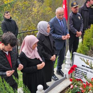 24 Kasım Öğretmenler Günü vesilesiyle Şehit Öğretmen Necmettin Yılmaz'ın kabri ziyaret edildi! - fotoğraf 1