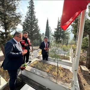 İl Müdürümüz Adem YÜCEL Şehit Öğretmenimiz Recep ÇAKIR ziyaret ederek rahmet ve minnetle anıldı. - fotoğraf 2