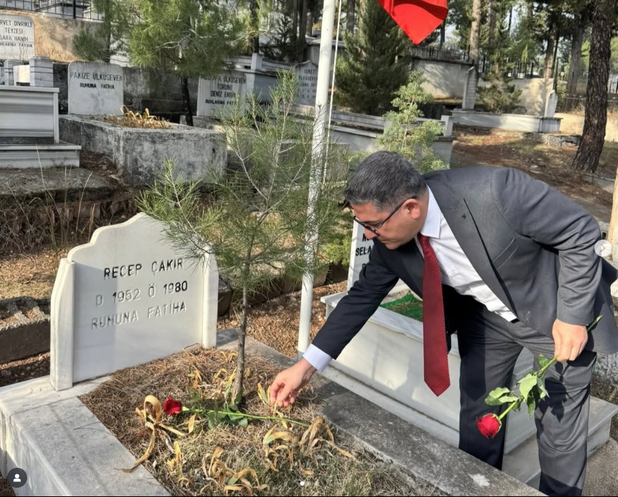 İl Müdürümüz Adem YÜCEL Şehit Öğretmenimiz Recep ÇAKIR ziyaret ederek rahmet ve minnetle anıldı.