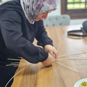 Şehit ve Gazi Yakınlarına Yönelik Sanat Etkinliklerimizde Sepetler Örülüyor - fotoğraf 1