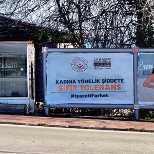 25 Kasım Kadına Yönelik Şiddete Karşı Uluslararası Mücadele Günü Kapsamında Bilgilendirici Afişler Asılarak Vatandaşlara Broşür Dağıtıldı - fotoğraf 1