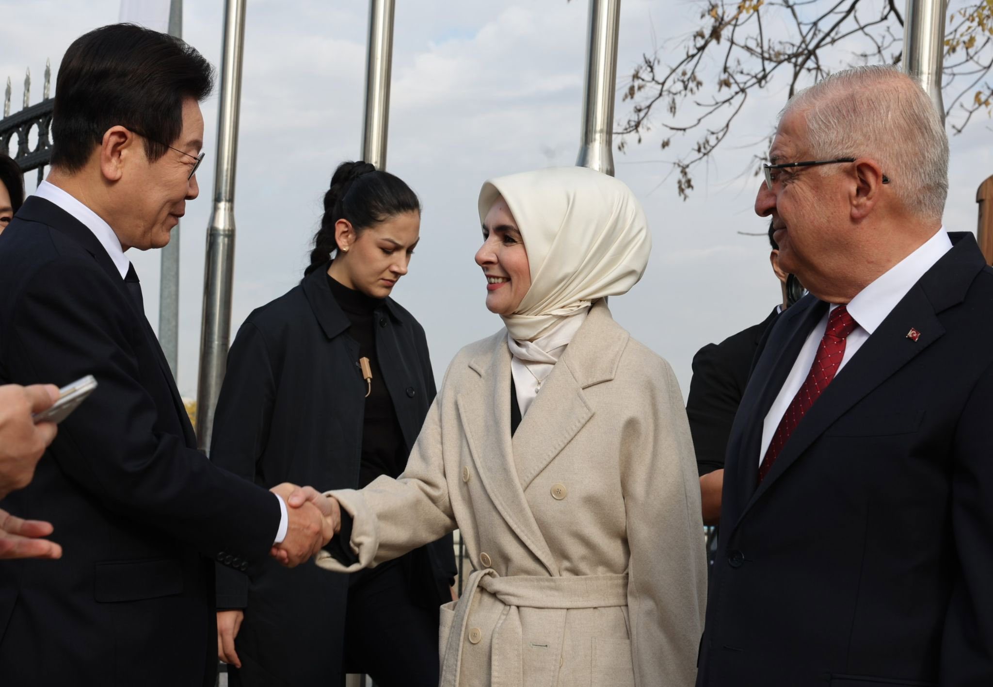 Aile ve Sosyal Hizmetler Bakanımız Sayın Mahinur Özdemir Göktaş, Güney Kore Devlet Başkanı Sayın Lee Jae Myung ile birlikte Kore’de Savaşan Türkler Anıtı’nı, Kore’de görev yapan Kahraman Gazilerimizle beraber ziyaret etti. - fotoğraf 2
