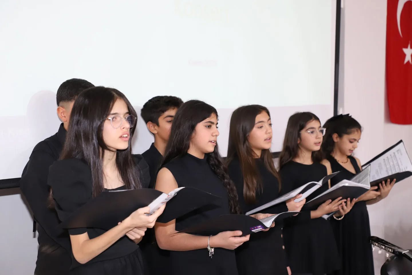 20 Kasım Dünya Çocuk Hakları Günü’nde Çocuklarımızın Konser Programını Gerçekleştirdik - fotoğraf 2