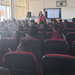 Sarı Saltuk Anadolu Lisesi Öğrencilerine “Kadına Yönelik Şiddet ve Erken Yaşta Evliliklerle Mücadele” Semineri Düzenlendi - fotoğraf 2