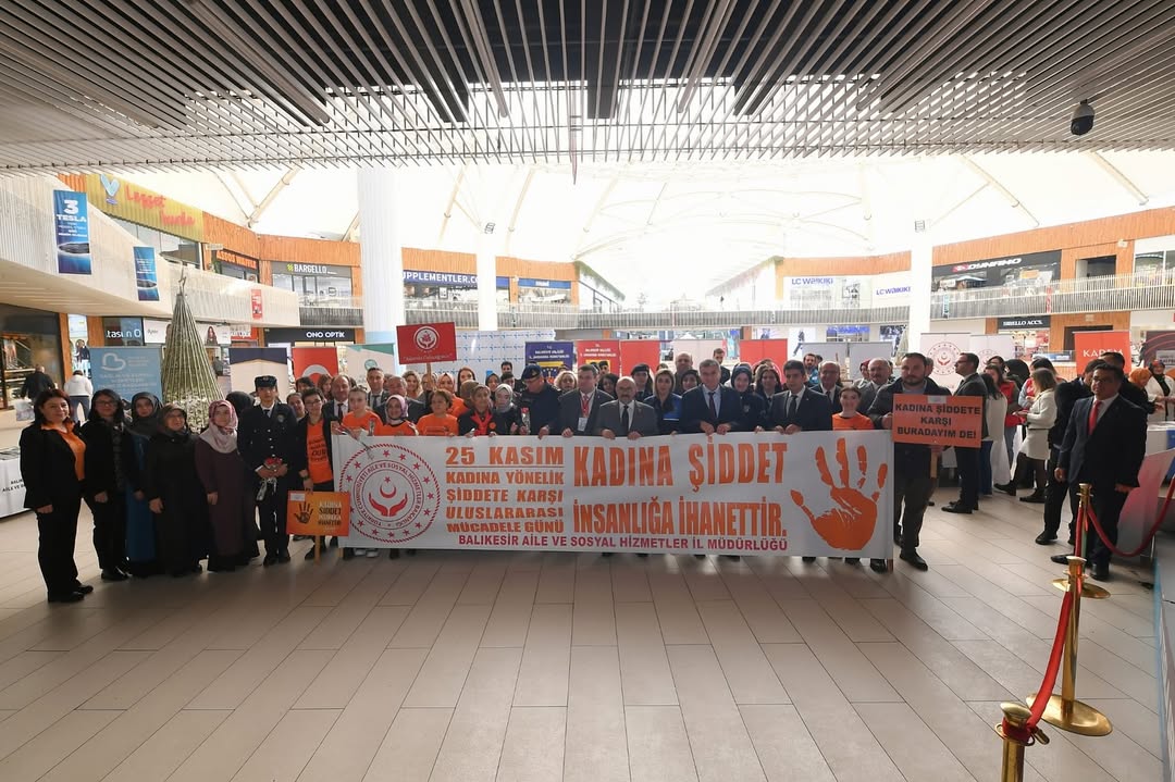 Vali İsmail USTAOĞLU ve İl Protokolümüzden 25 Kasım Kadına Yönelik Şiddetle Mücadele İçin Farkındalık Standına Ziyaret