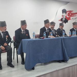 Vatan ve Kahramanlık Buluşmaları: Gazilerimiz Öğrencilerle Bir Araya Geldi   - fotoğraf 1
