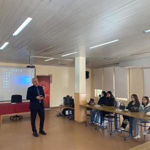 PSİKOLOJİ ÖĞRENCİLERİ SOSYAL HİZMETİ SAHADA DENEYİMLEDİ: 25 KASIM ÖZEL DERSİ SOSYAL HİZMET MERKEZİ’NDE GERÇEKLEŞTİ - fotoğraf 1